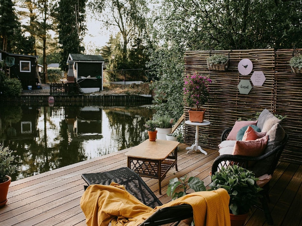 Geel Chalet in Netevallei