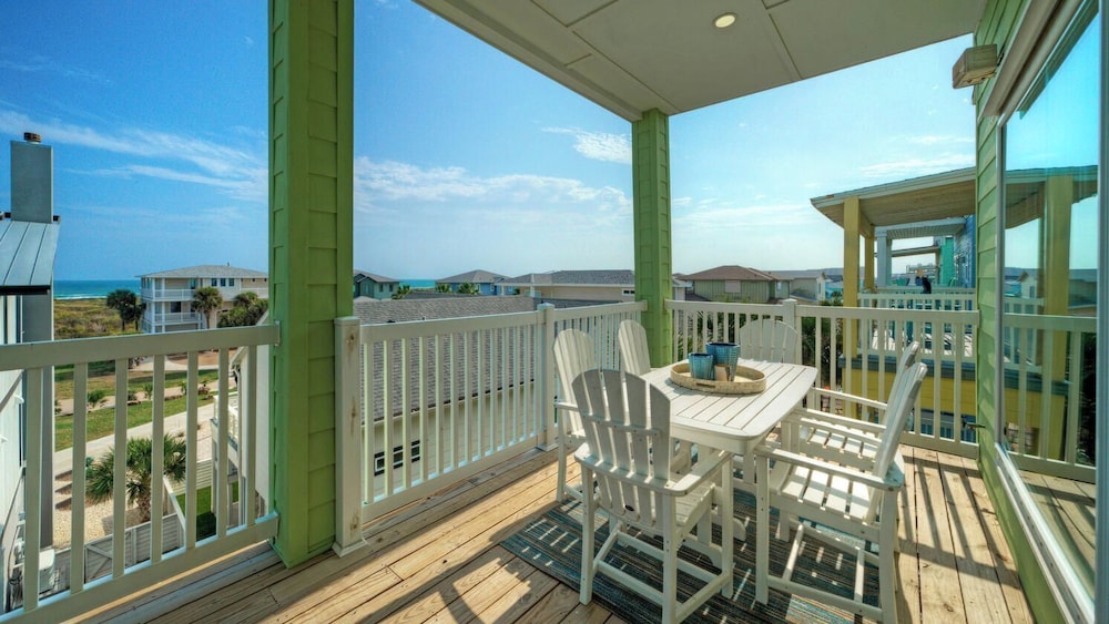 Walk to the Beach Ocean Views, Balcony Dining & Open Living Beachview 54 by Avantstay