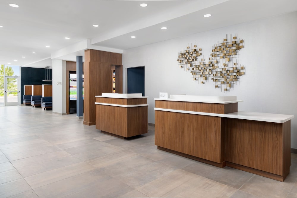 Wilmington Vacations - Courtyard By Marriott New Castle - Property Image 2