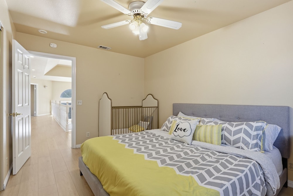 Spacious Mountain Getaway Game Room & Gazebo 5 Bedroom Villa