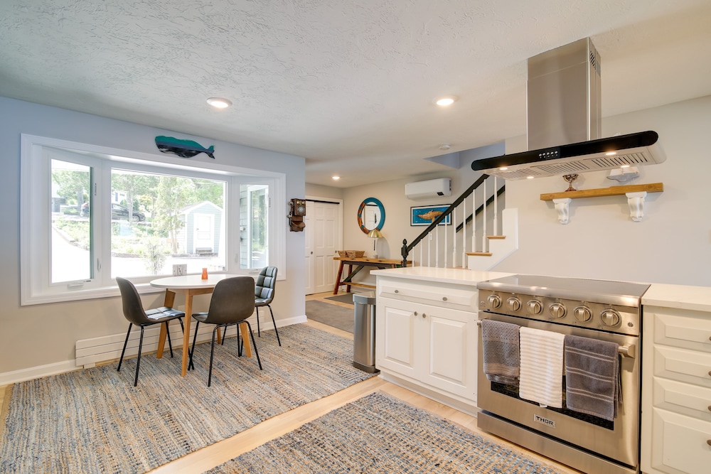 Bayfront Home w/ Deck - 4 Mi to Downtown Plymouth!