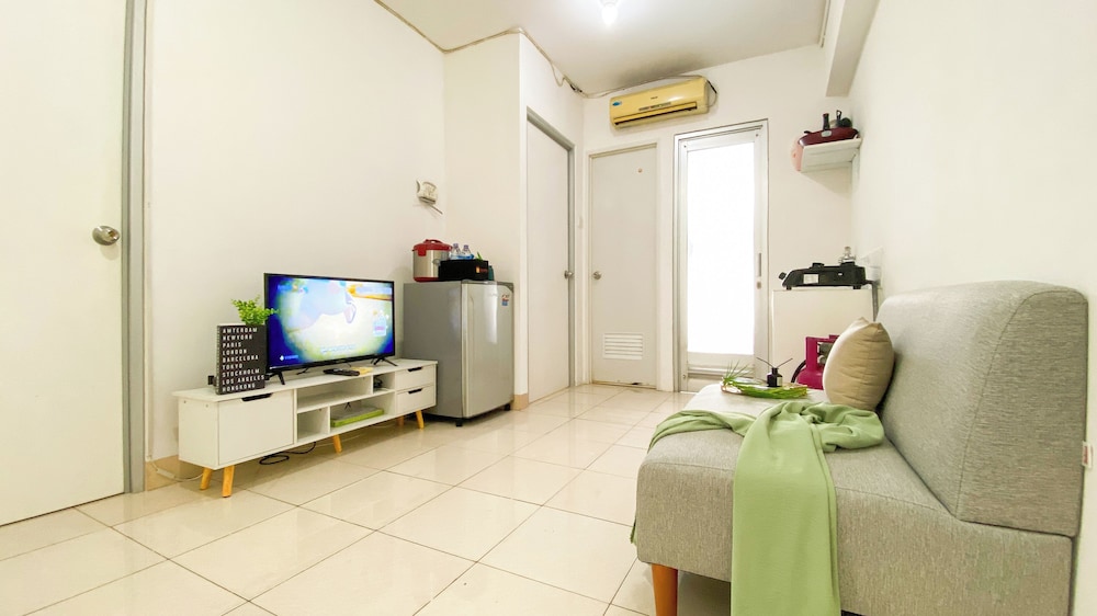 Homey And Modern 2Br At Green Bay Pluit Apartment