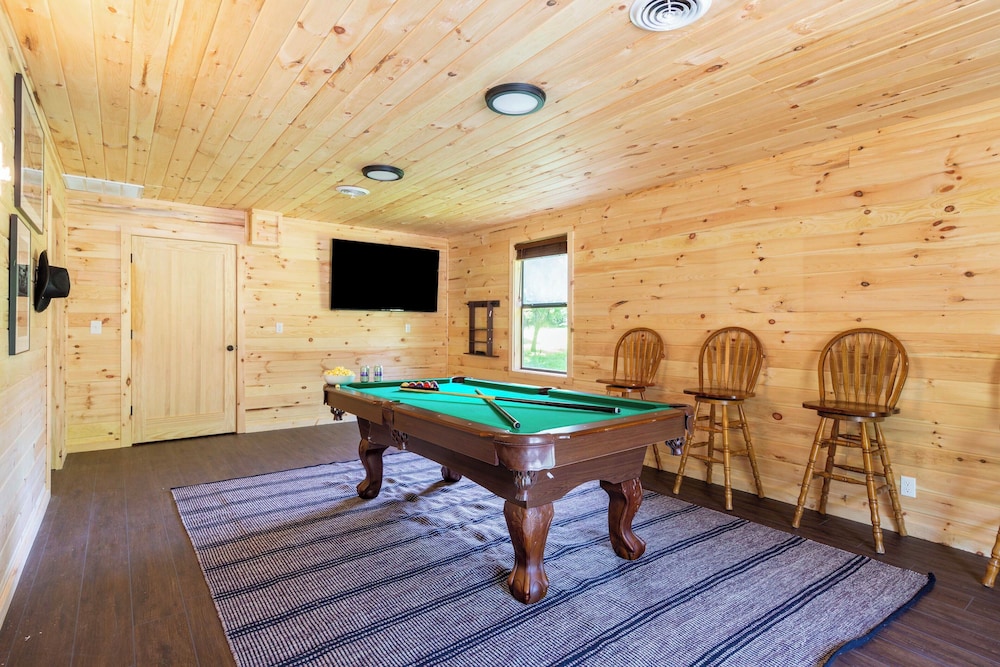 2 Mi to Dtwn: Spacious Gatlinburg Home w/ Hot Tub!
