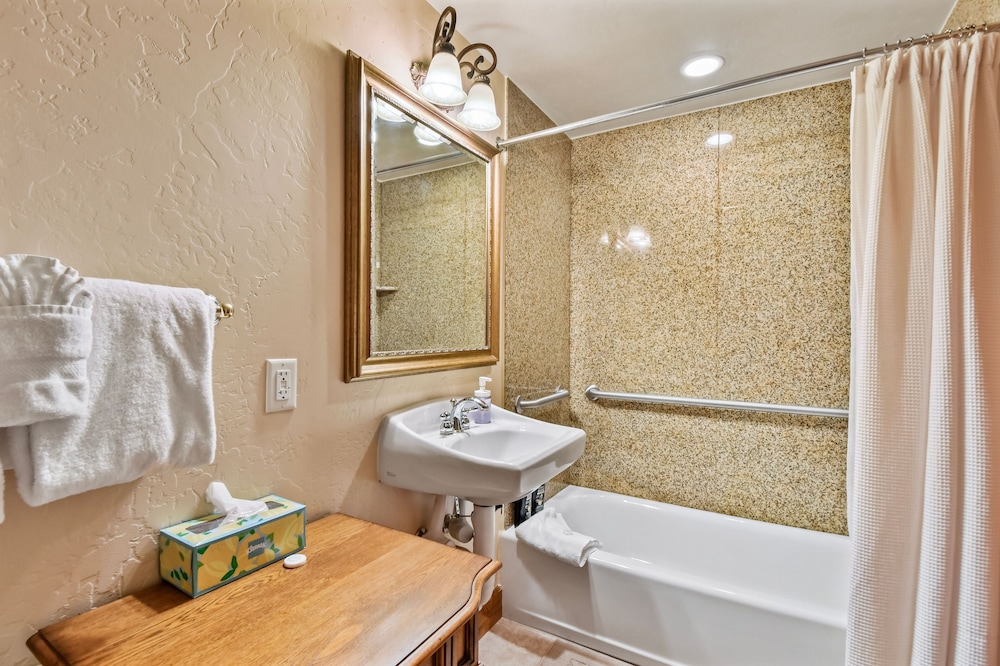 Villa 2055 2 Queen Beds - 1 Bedroom 1 Bath No Kitchen 1 Villa