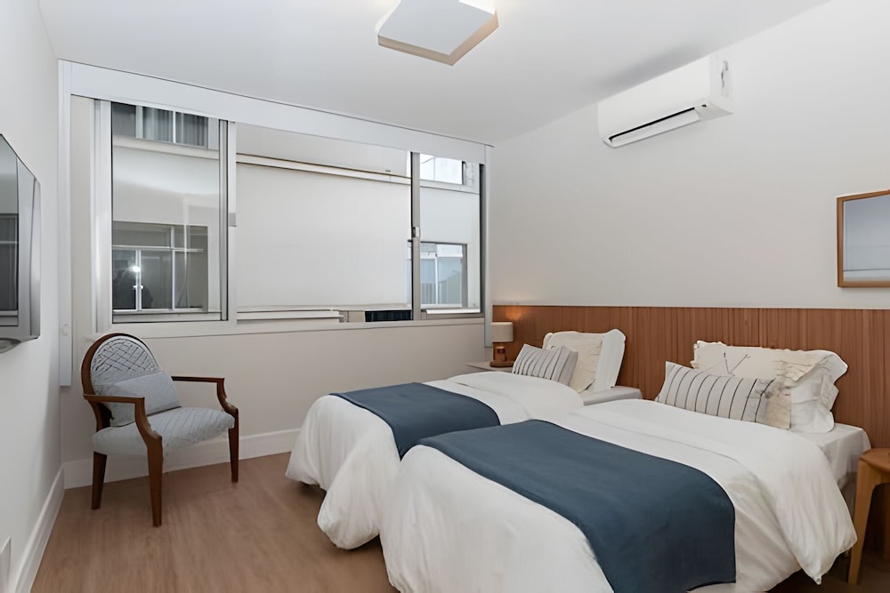 Copacabana – Av. Atlântica | 4 quartos, Vista Mar, 1 min praia de Copacabana - por Casapē Rio