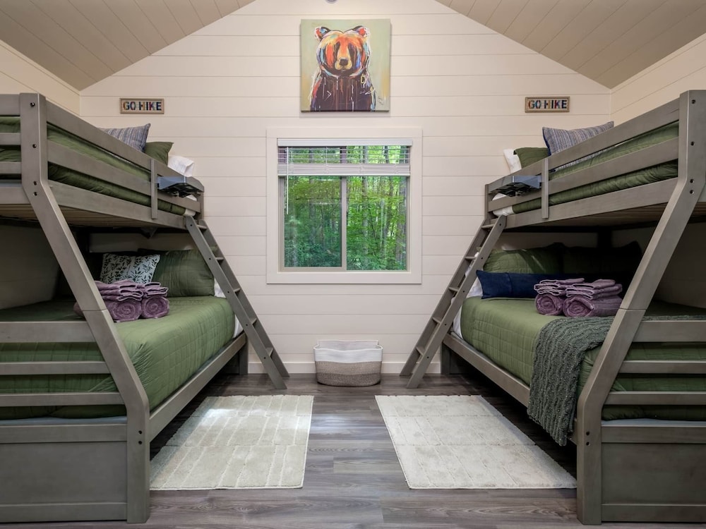 Family Bunk Glamping Cabin - Bed & Bear