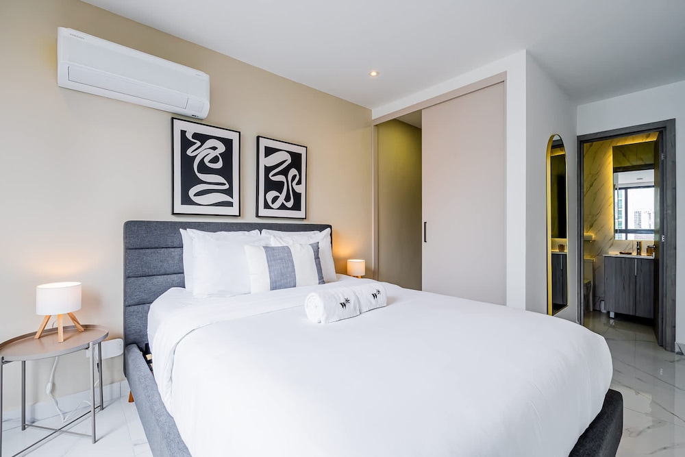 w Scenic 1BR w Panoramic City View in Calle 50