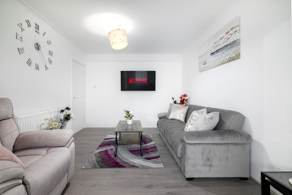 Refurbished 4-bed Family Home-near Central London