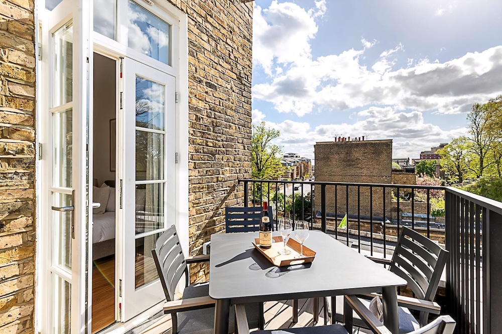 Stylish Chelsea Escape With Private Outdoor Oasis!