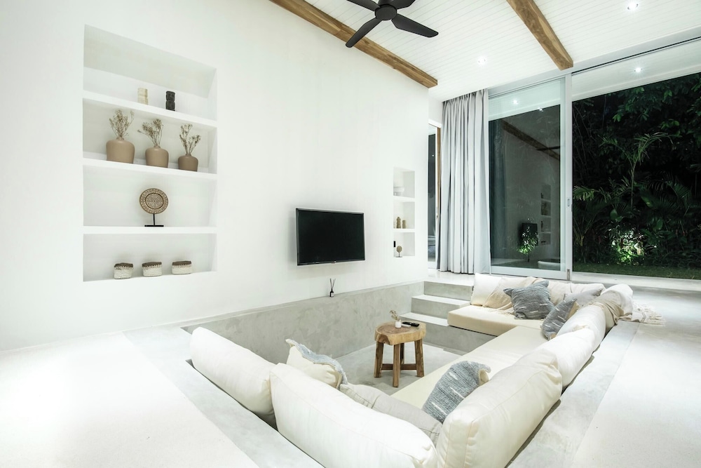 Chic 2BR Villa, 5min to Bingin's Coastal Bliss