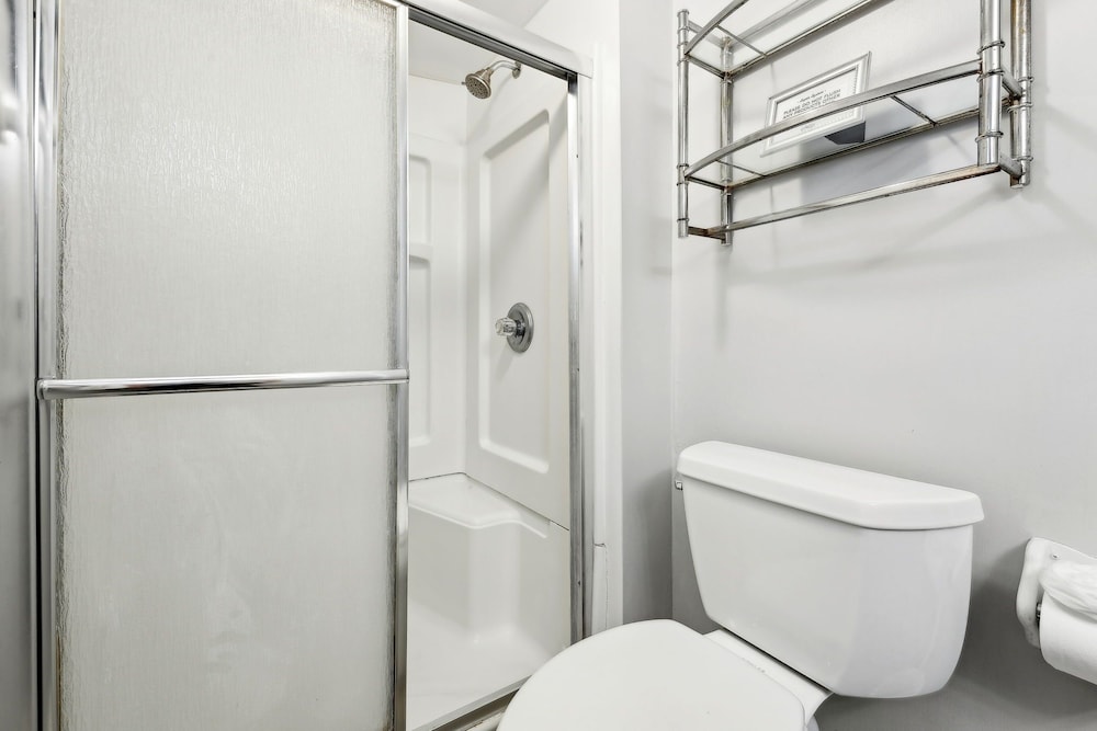 124 S Fletcher - Upstairs 2 Bedroom Duplex