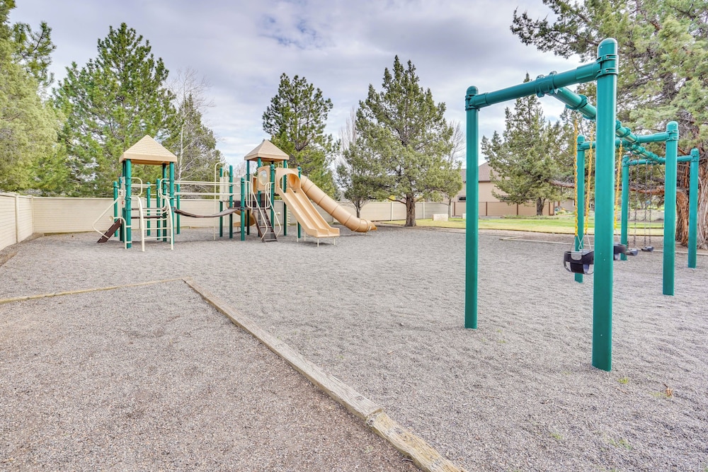 Redmond Golf Getaway - Near Smith Rock State Park!