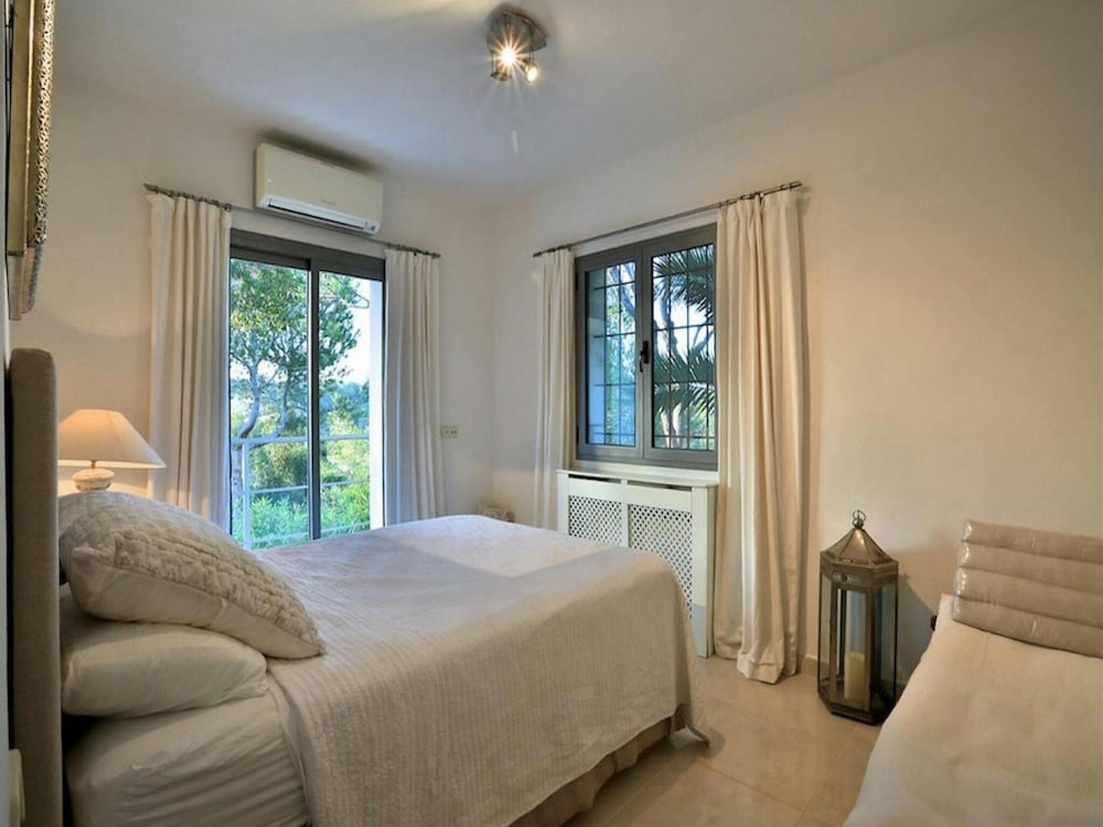 Exquisite Villa With Parking Space
