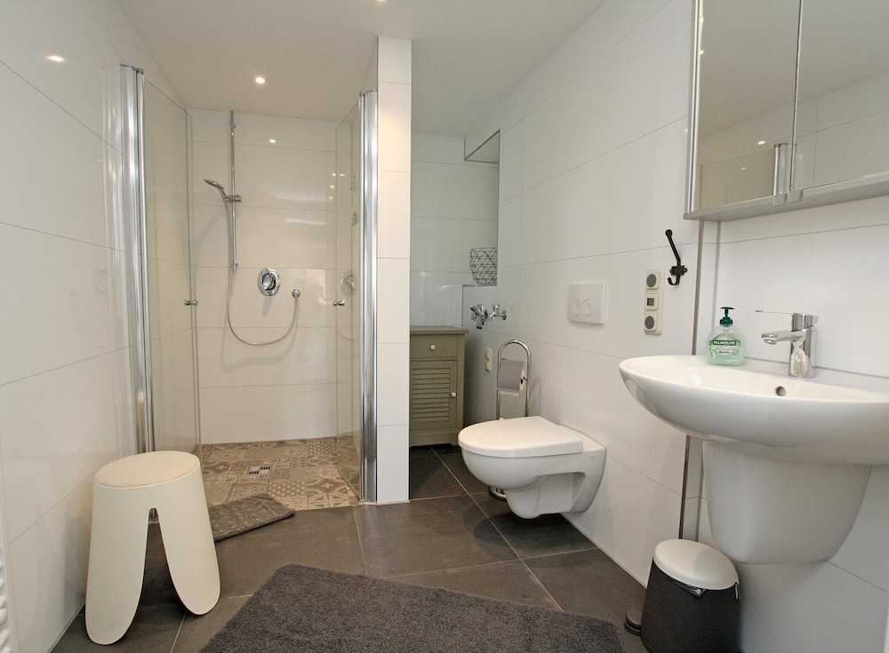 Luxuriose Ferienwohnung mit Terrasse, Wiek
