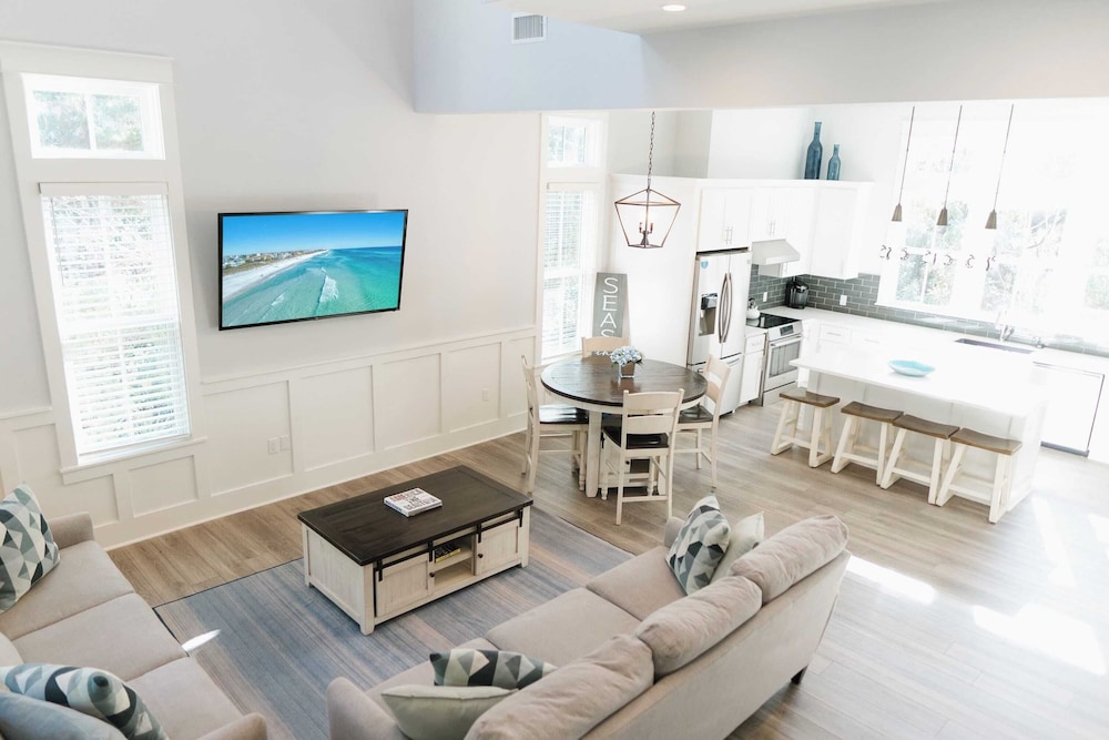 Walk to Beach, 2 Shared Pools, Enclosed Porch, Bikes 30A Hideaway by Avantstay