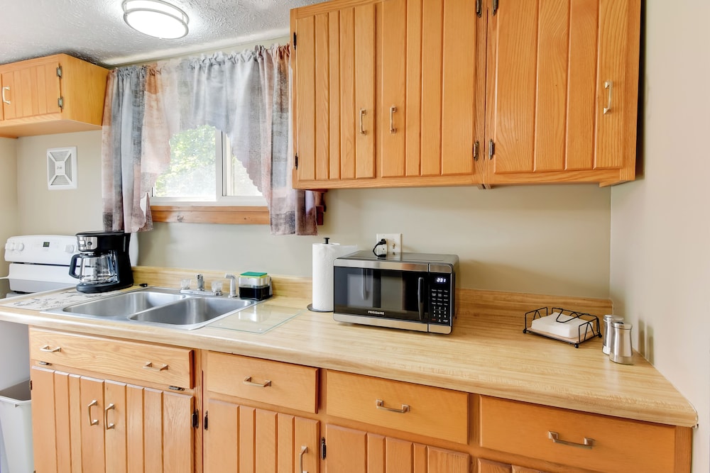 Riverfront Couple's Retreat, 3 Mi to Seneca Lake!