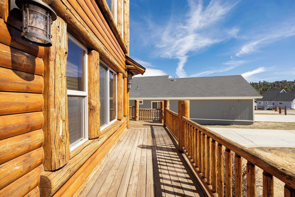 Group Cabin + Lake and Mountain View Pet-friendly, Fireplace, Games, Loft