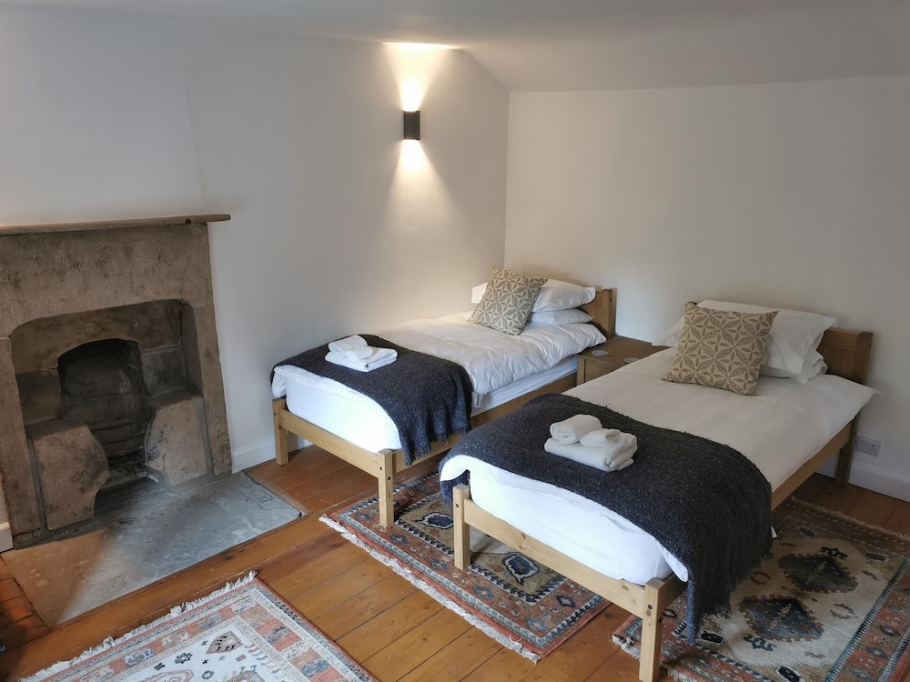 Beautiful Peak District Cottage With Hot Tub view 5