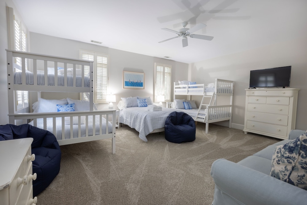 Luxury, Stunning 6 Bedroom Home with Saltwater Pool on the Beach