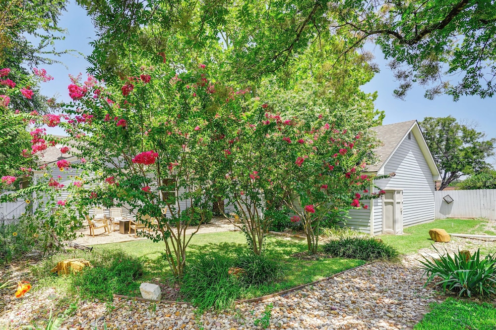 Granbury Home w/ Fire Pit, Walk to The Square! view 4