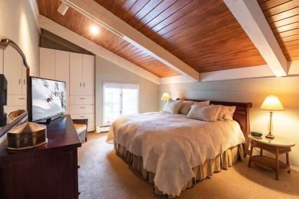 Vorlaufer Condos Short 3 Minute Walk to Vail Village and Gondola One by RedAwning view 4