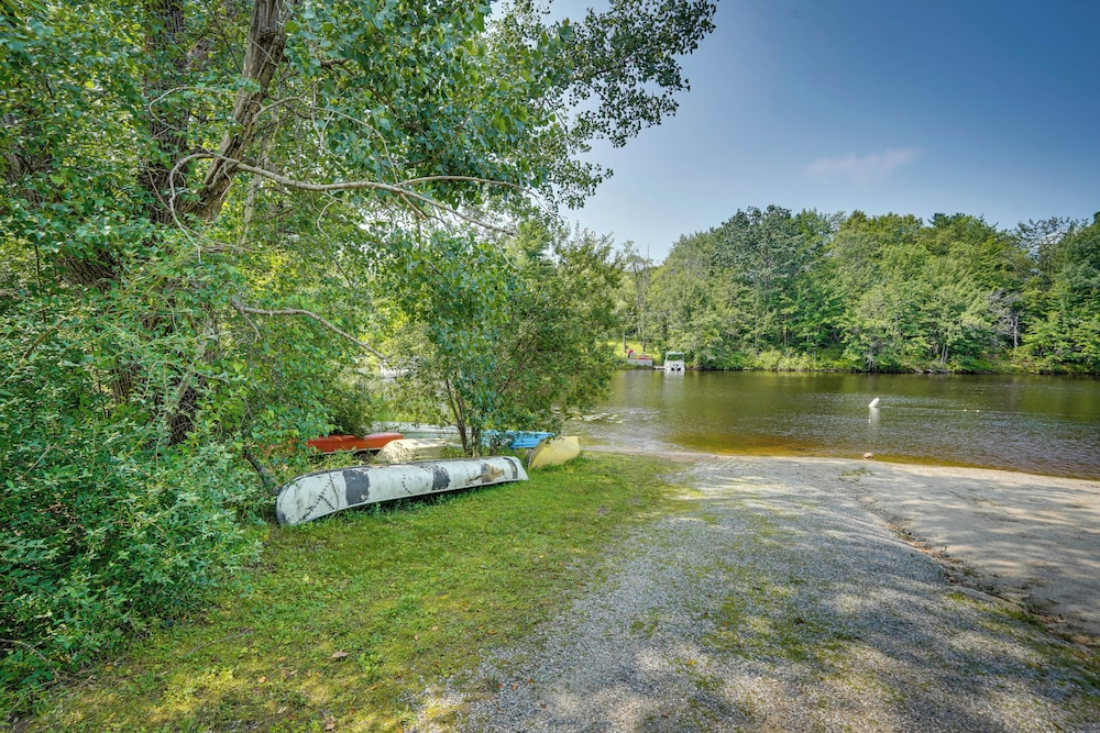 Cozy Becket Cottage Escape w/ Lake Access!