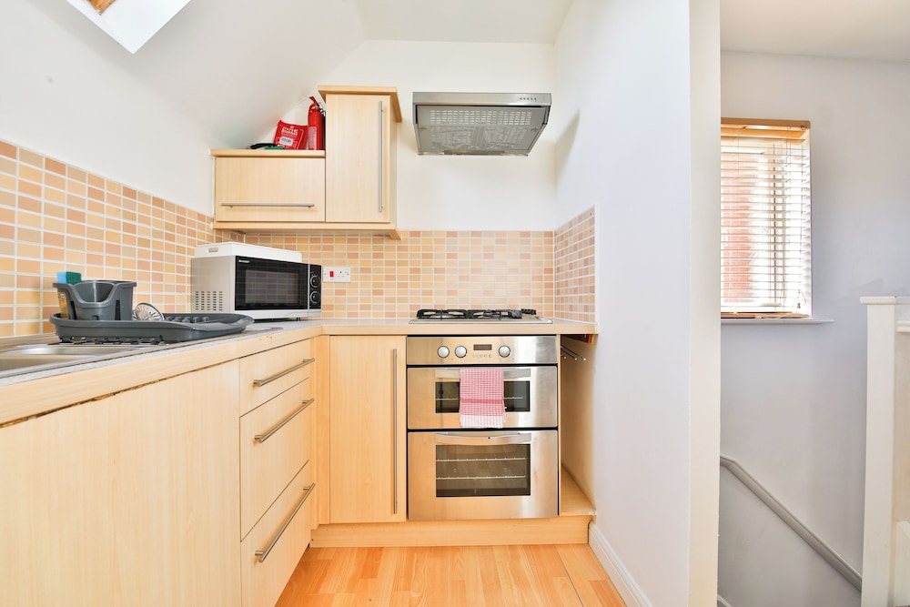 2 Bed House Near Beach with Free Parking