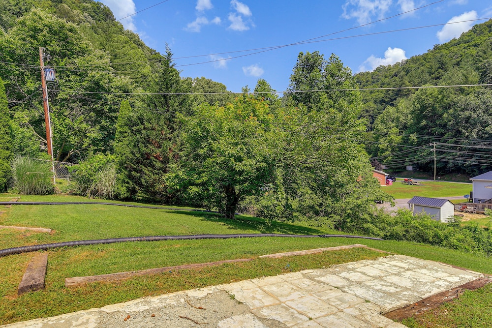17 Mi to Coal Canyon Trail: Scenic Mtn-view Apt!