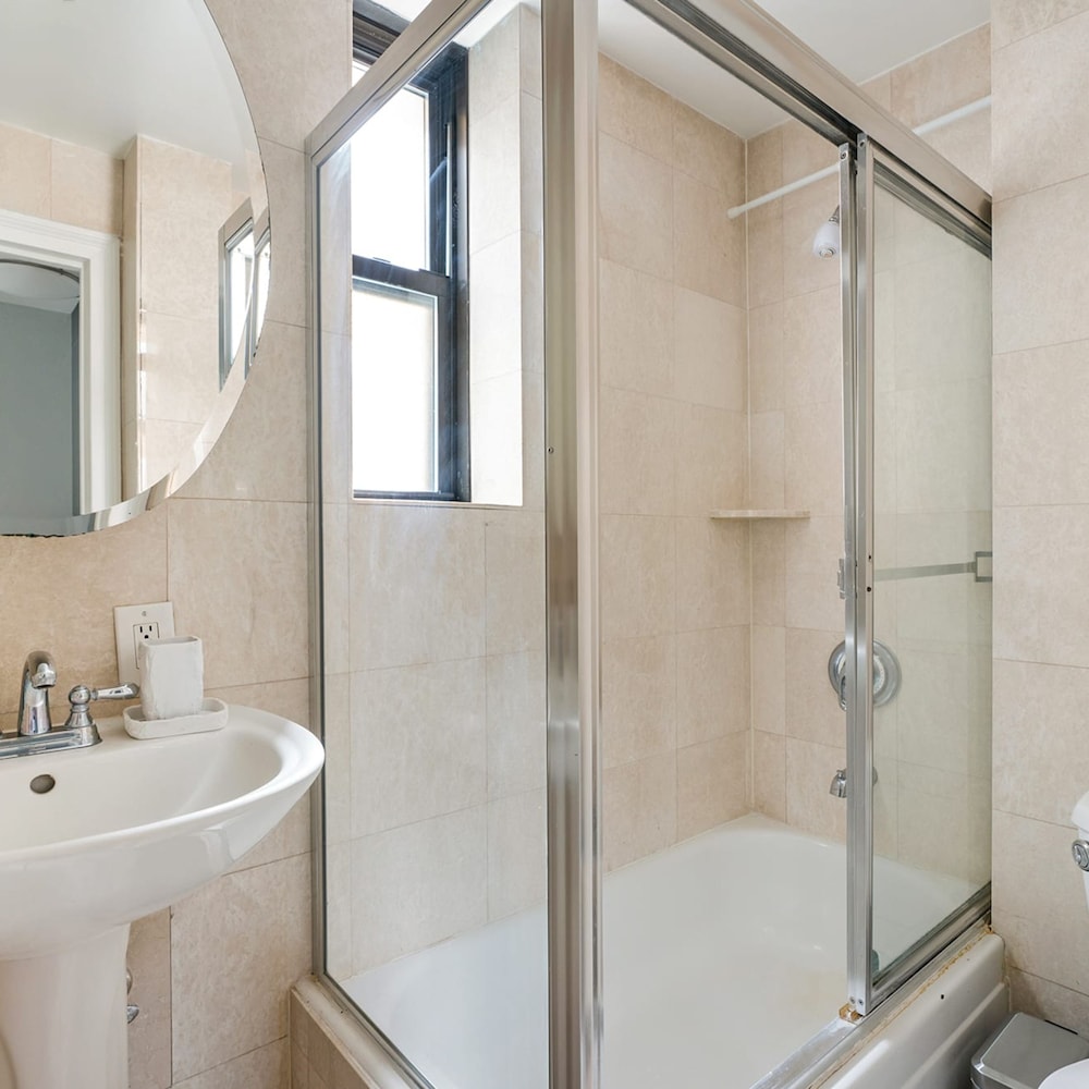 73-406 New 1BR 1bth UWS Doorman Gym