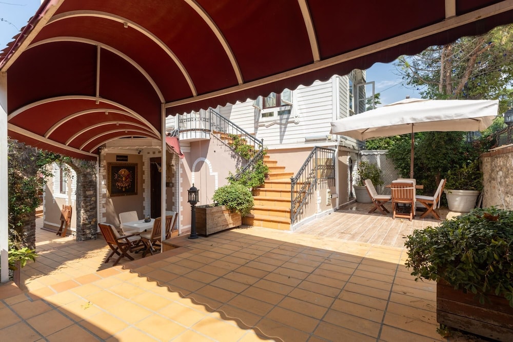 Hotel Room in Historic Mansion in Beylerbeyi