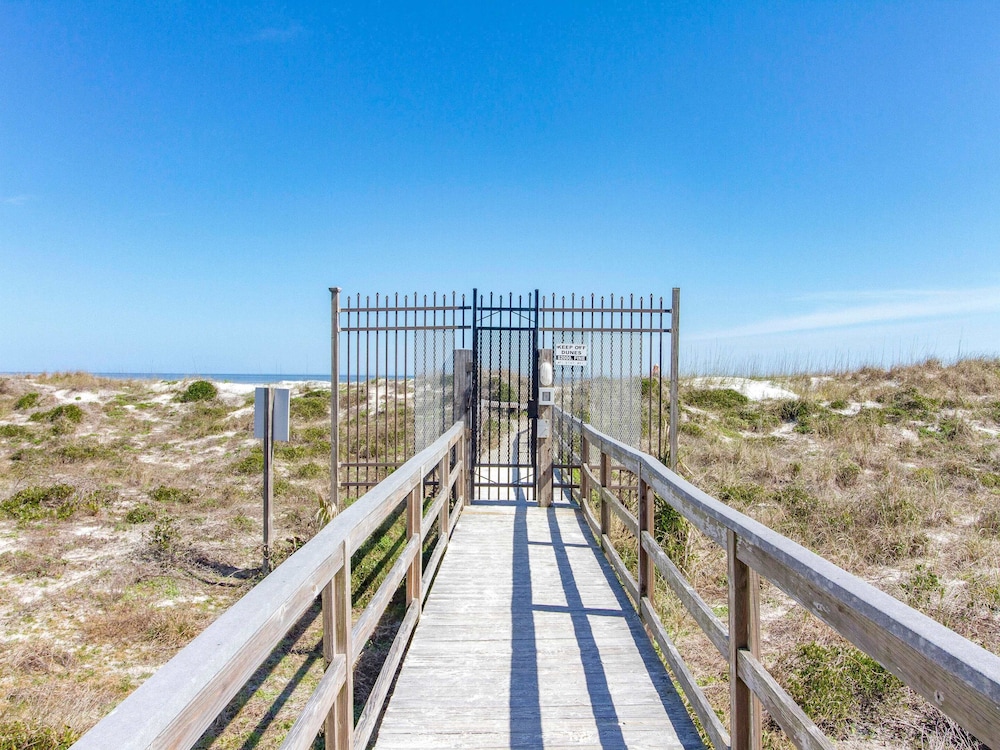 Seaside Haven: Stylish Condo, 3 Pools New Rental
