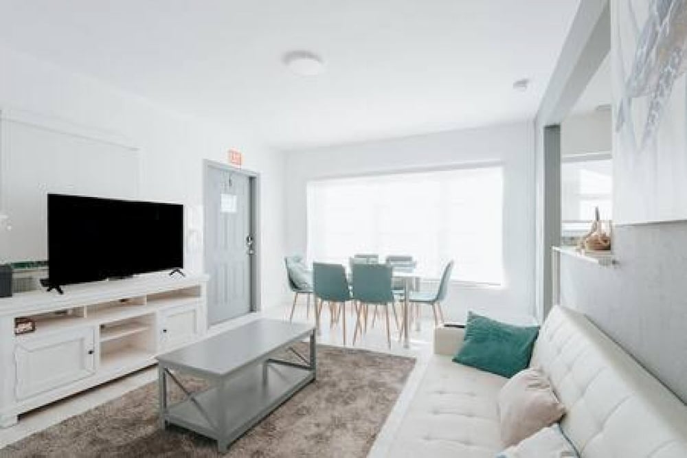 Spacious 2-bd Flat in Hollywood FL Free Parking view 5