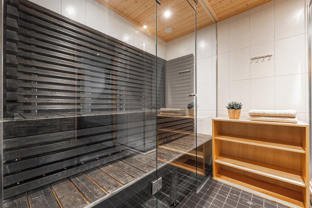 Scenic Lakeside Cabin in Tahko - Hot Tub