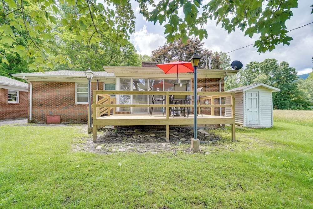 Robbinsville Retreat - Creekside Home w/ Deck!
