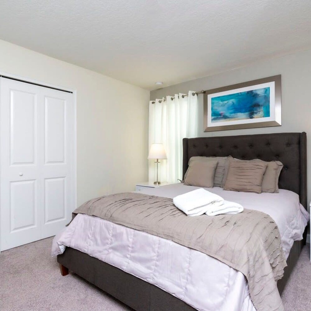 8912 Amazing 6BD Home