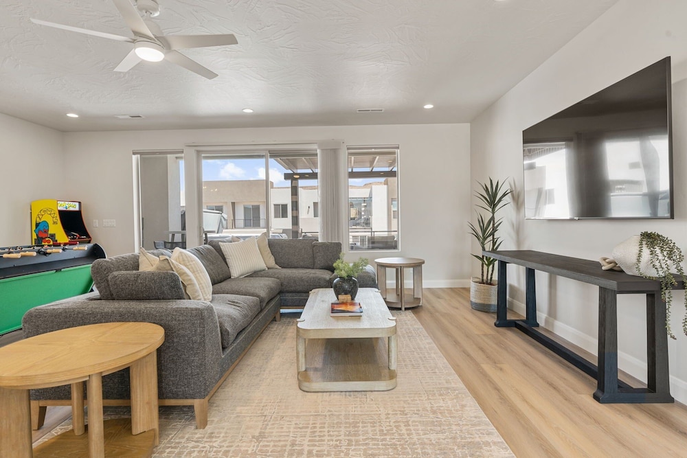 The Crash Pad 5 Bedroom Townhouse