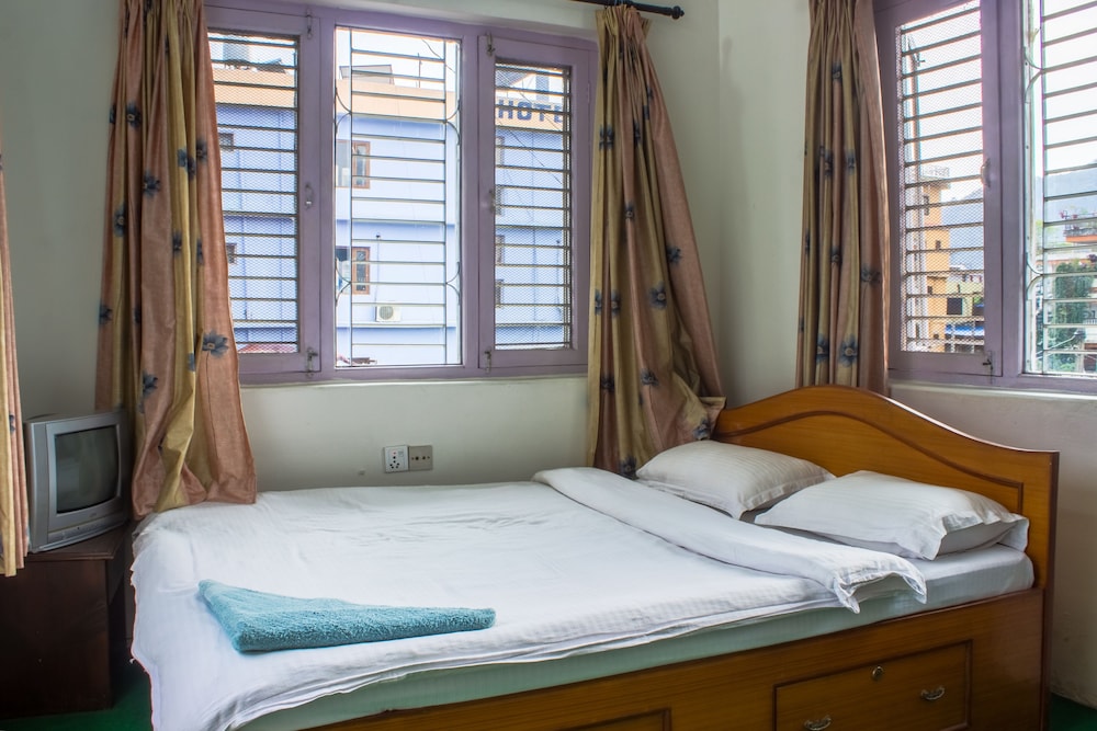 Giri Guest House