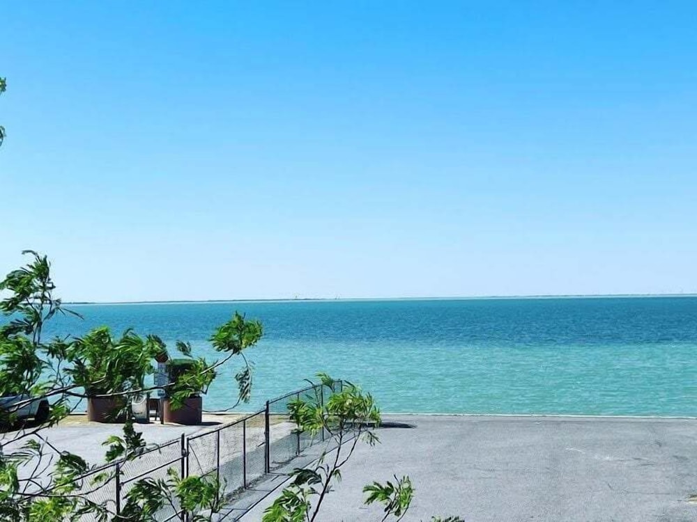 Madre Azul Bay House 3 Bedroom Home