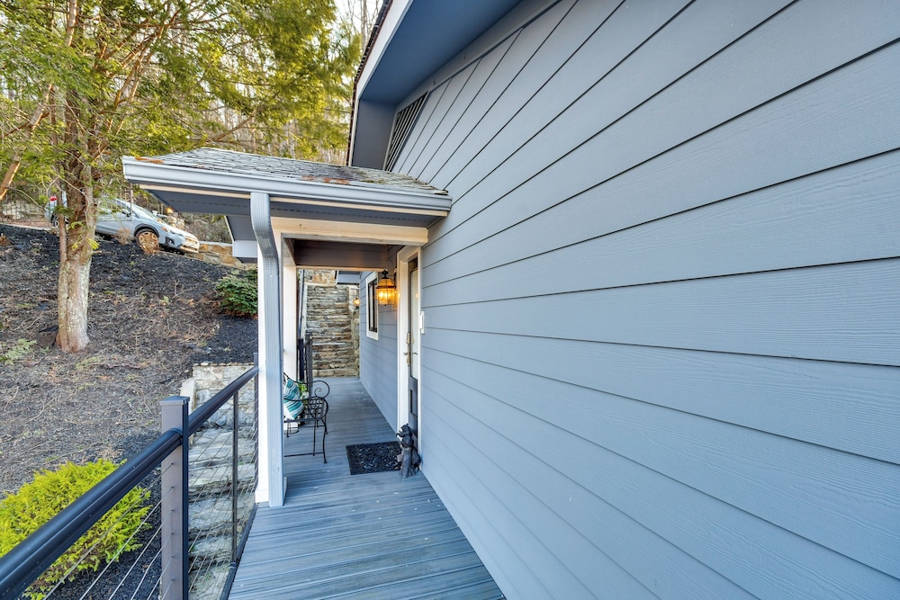Hot Tub & Lakefront Deck: Cabin in Blue Ridge Mtns