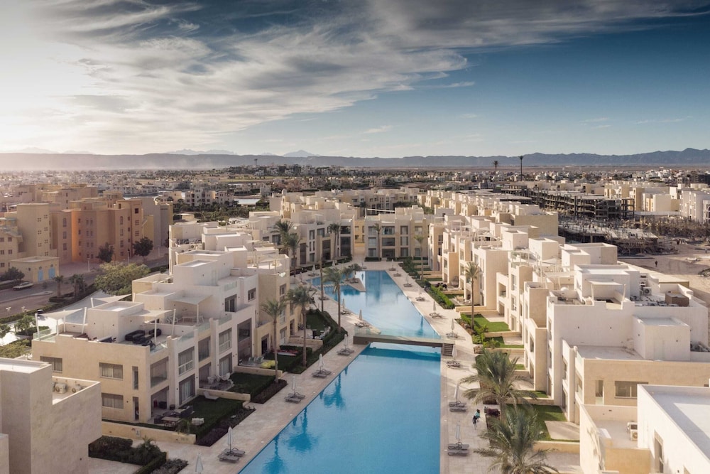 Xuru Stays I Exotic 1bdr w/ Outdoor Terrace Pool & Beach Access