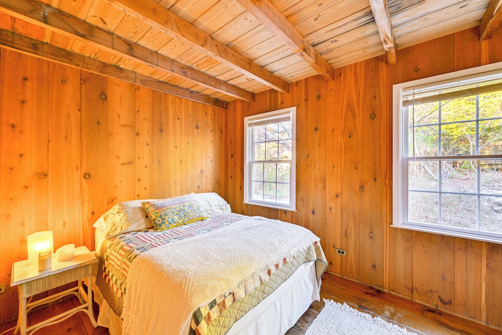 Walk to Amagansett Beach: Cottage w/ Deck!