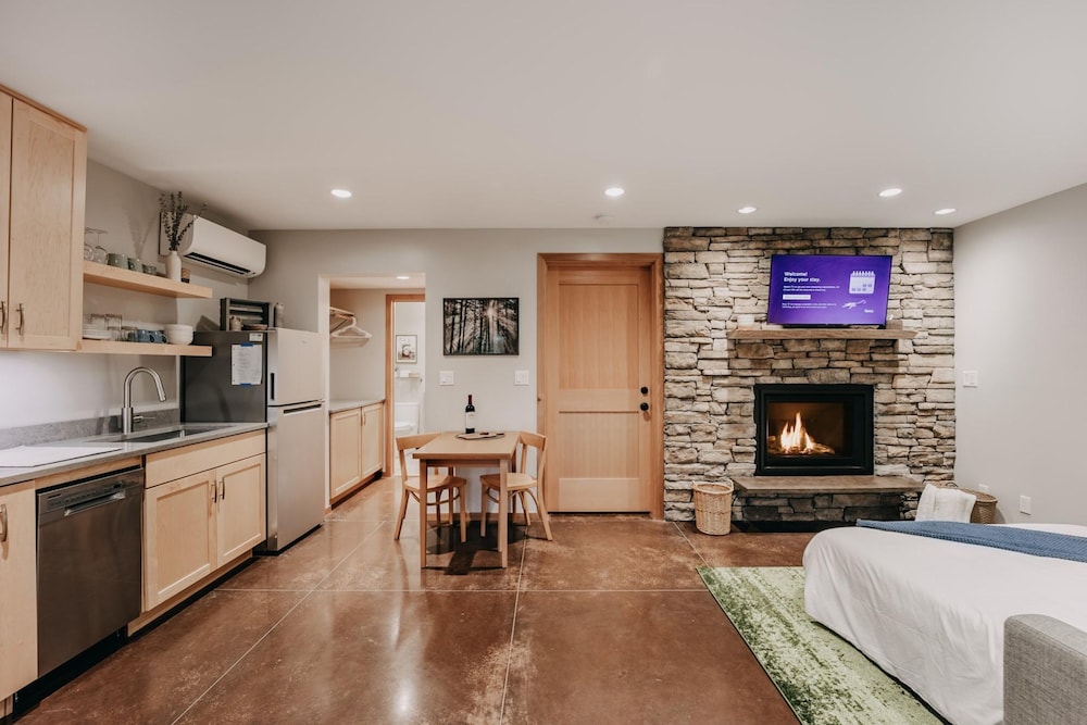 Ensuite 08 - A Newly Remodeled Studio - A Perfect Romantic Getaway