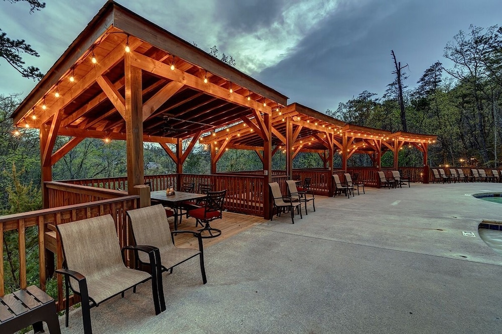 The Mallard - 3 Bedrooms, 3 Baths, Sleeps 8 Home by RedAwning