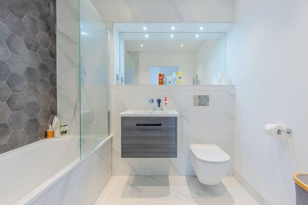 Stylish 2 Bed Flat in Battersea - Private Balcony photo 4