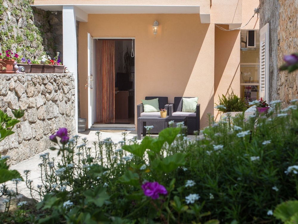 Studio Maro - Studio Apartment With Terrace
