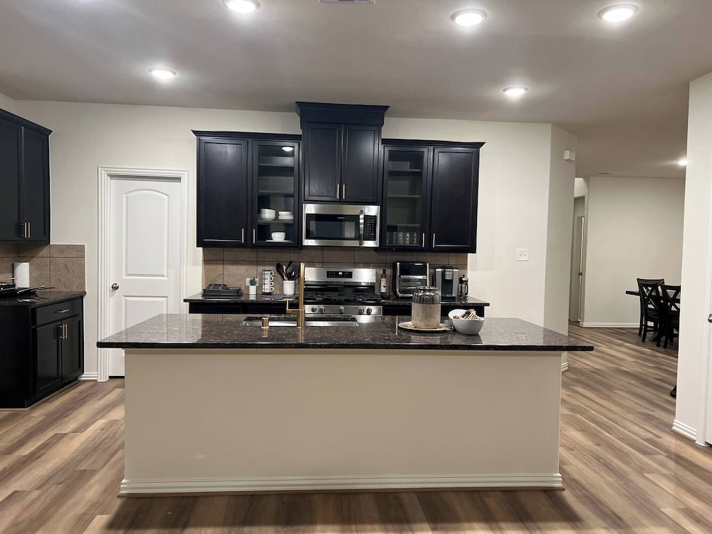 Balmoral Lakeside 5br 4ba House