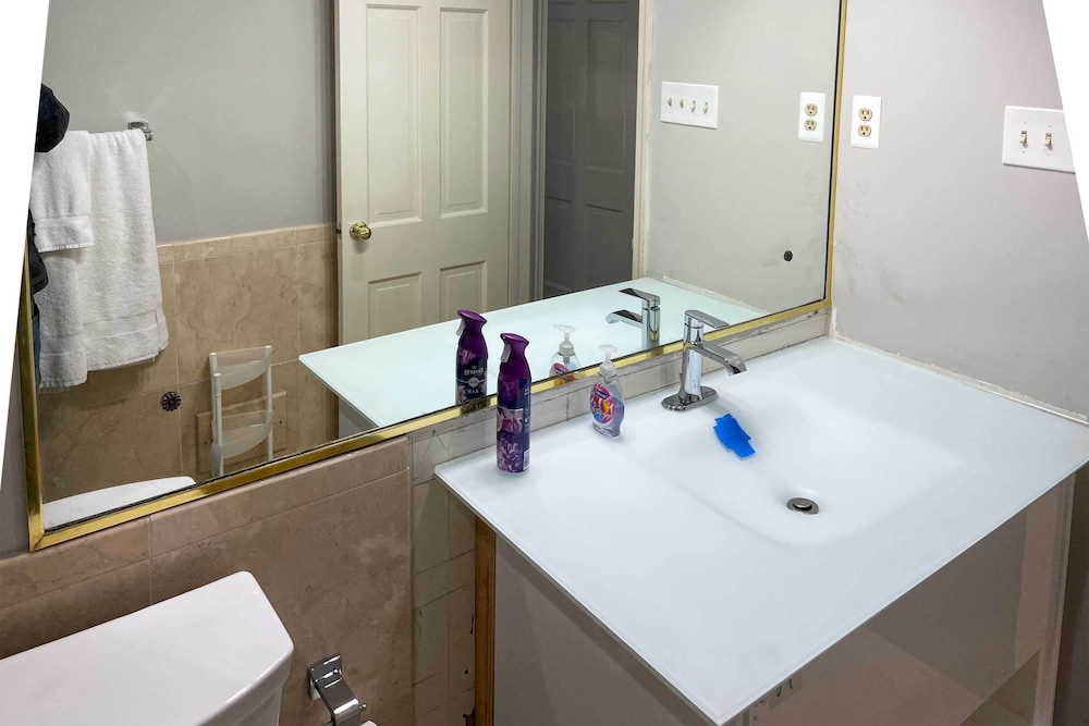 9 Mi to National Mall: Spacious Bethesda Retreat!