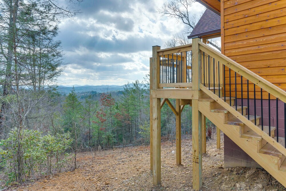 Fall Colors, Deck & Fireplace: Murphy Mtn Retreat!