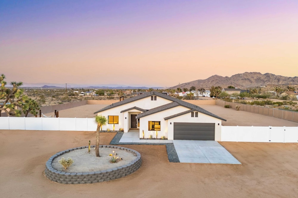 Bocce, Pool+spa, Game Room, Firepit Modern Oasis Yucca Haven by Avantstay
