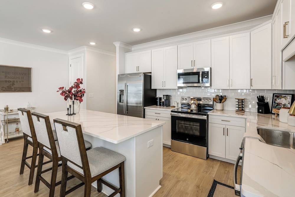 3 Mi to Ole Miss, New Build: Inviting Townhome!